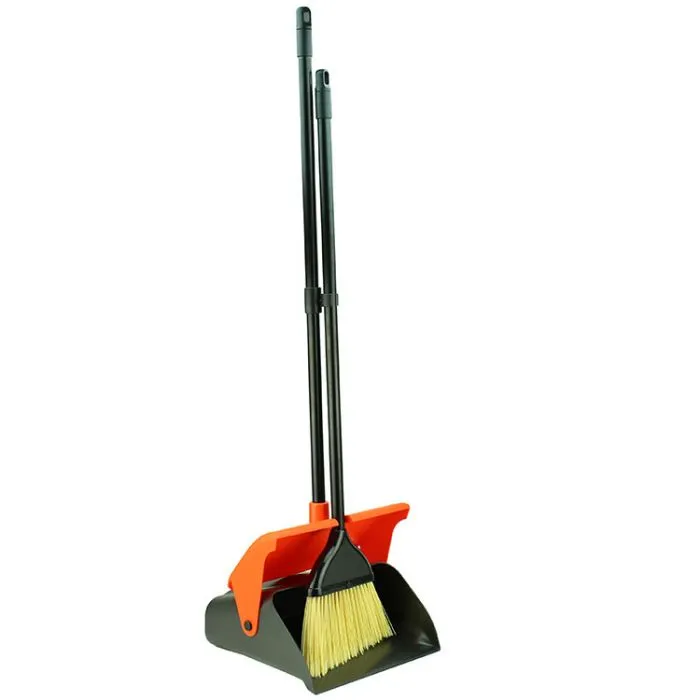 Balayette et ramassette sur manche avec roulettes, noir/orange | MarketOnWeb